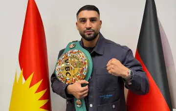Агит Кабаел в боксерской стойке перед защитой титула WBC