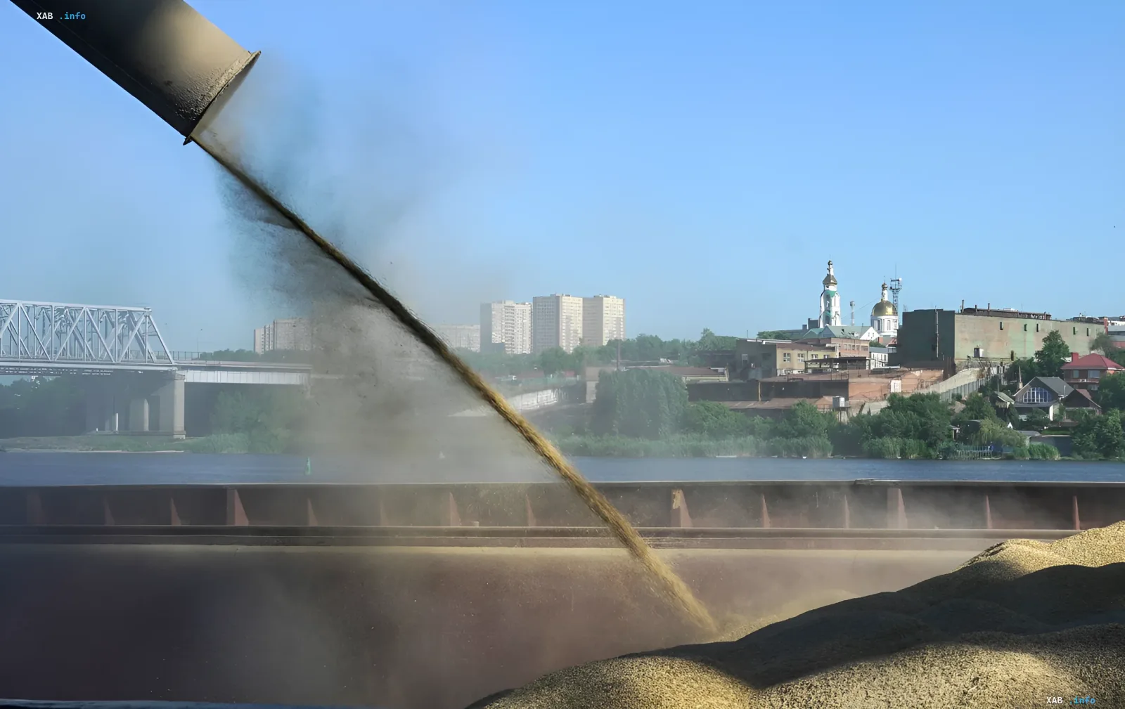 Зерновой терминал и балкер в порту