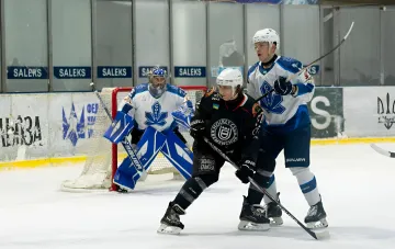 Eishockeyspieler von Sokol Kiew im Meisterschaftsspiel