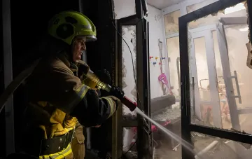 Последствия ночной атаки беспилотников на жилой дом в Киеве