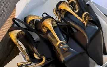 Обувь Saint Laurent с каблуками в форме змей и золотыми цепочками