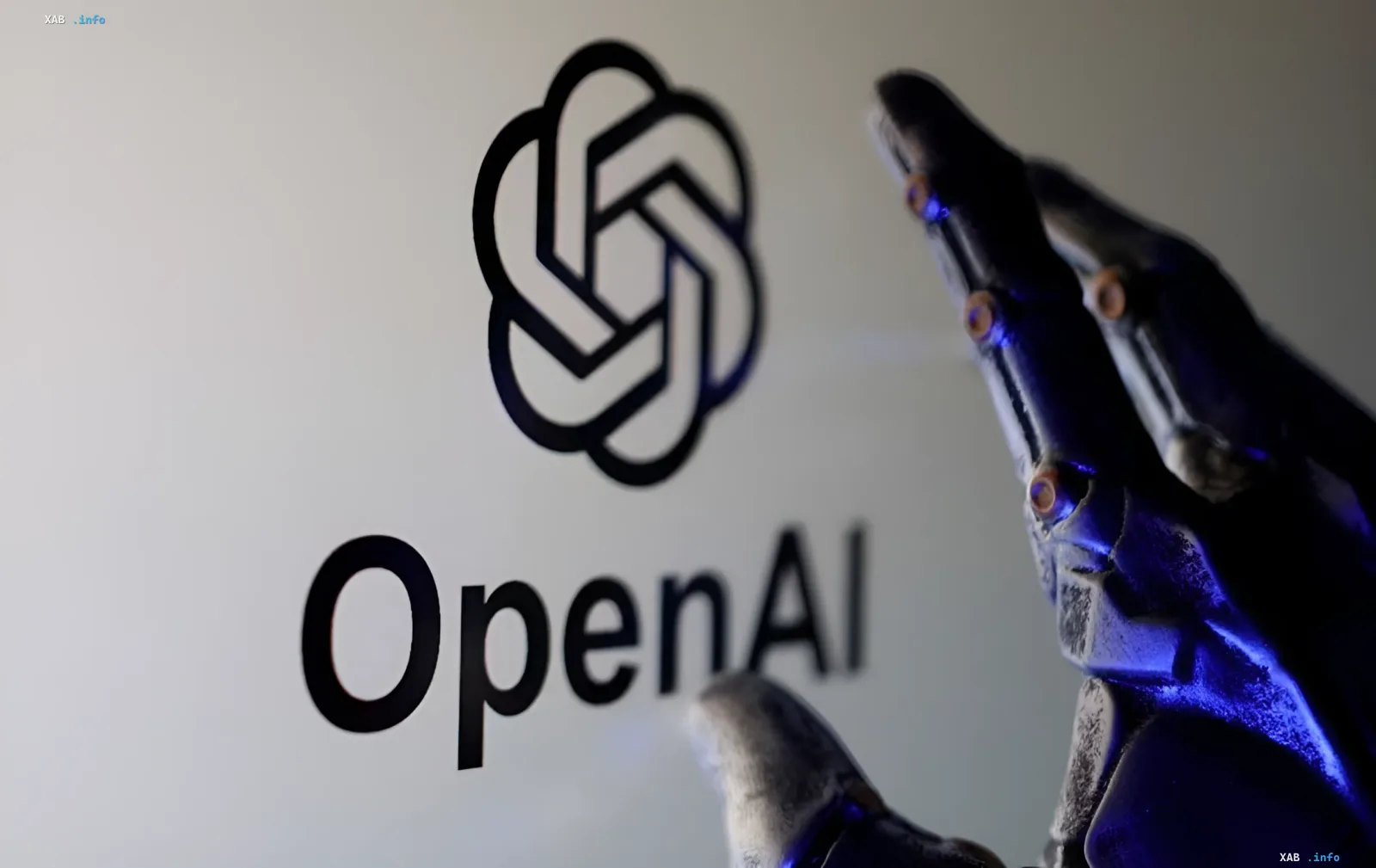 OpenAI-Logo vor dem Hintergrund von Sicherheitscode-Bildschirmen