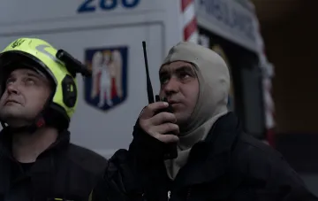 Beschädigtes 25-stöckiges Gebäude im Kiewer Stadtteil Darniza nach russischem Angriff