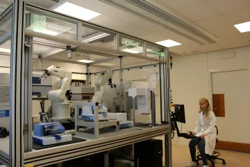 Роботизована ШІ-лабораторія для біологічних досліджень