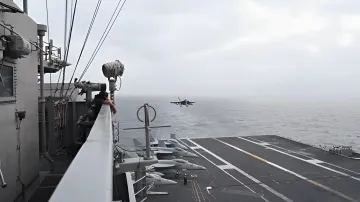 Американский атомный авианосец USS Theodore Roosevelt в открытом море