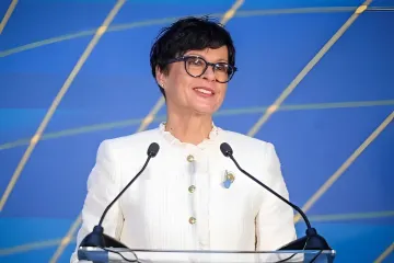 Флаги Европейского союза и Украины на фоне правительственных зданий