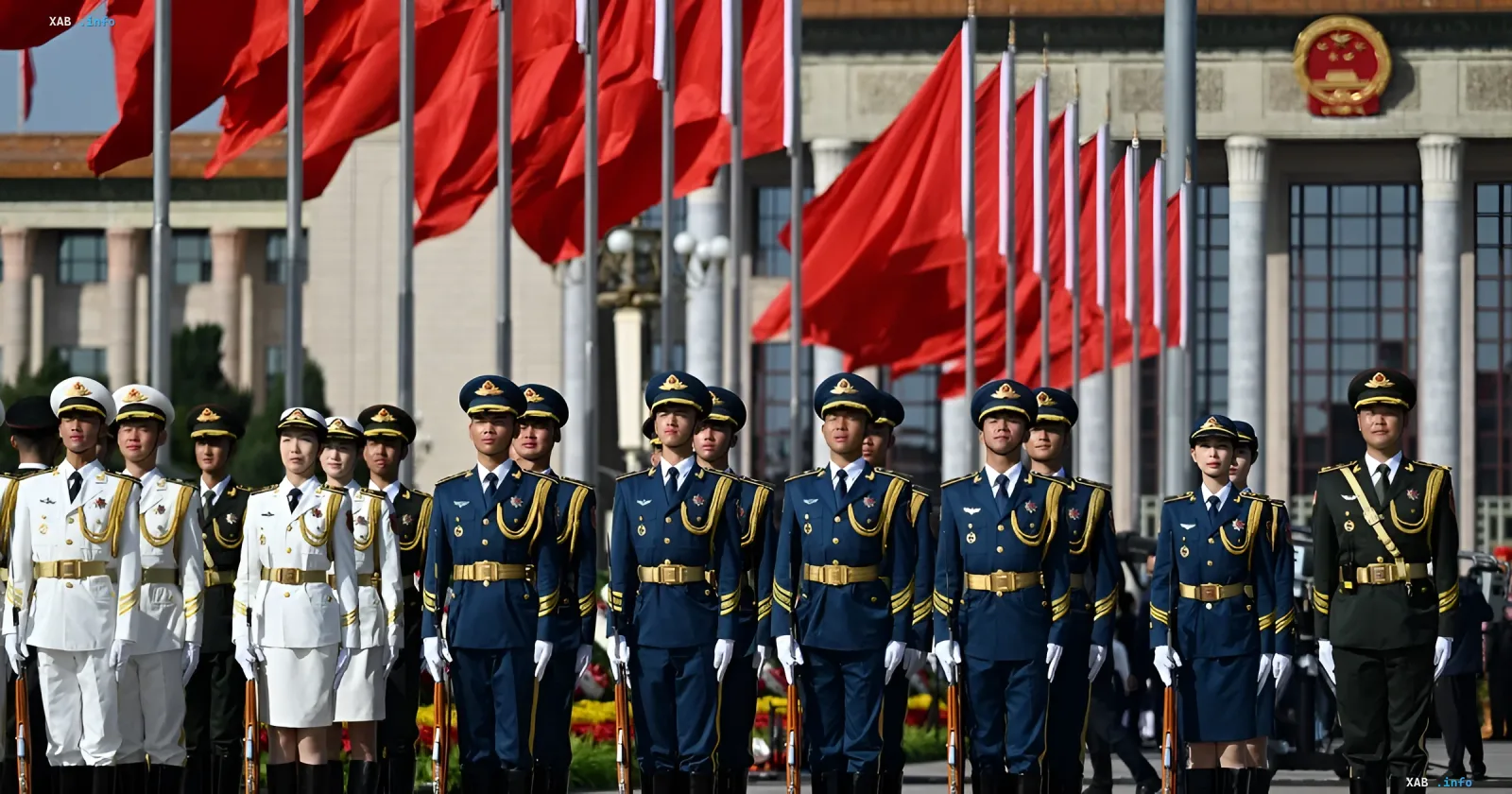 Китайский военный почетный караул на площади Тяньаньмэнь