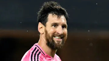 Lionel Messi begrüßt Fans nach seiner Rückkehr nach Argentinien