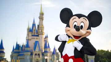 Логотипы Disney и Fortnite на фоне игрового мира