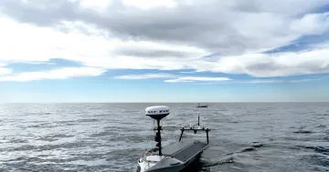 Автономный патрульный катер Lightfish на воде