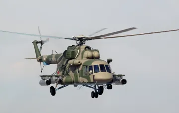 Российский вертолет Ми-8 в полете