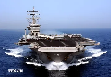 Авианосец ВМС США в море