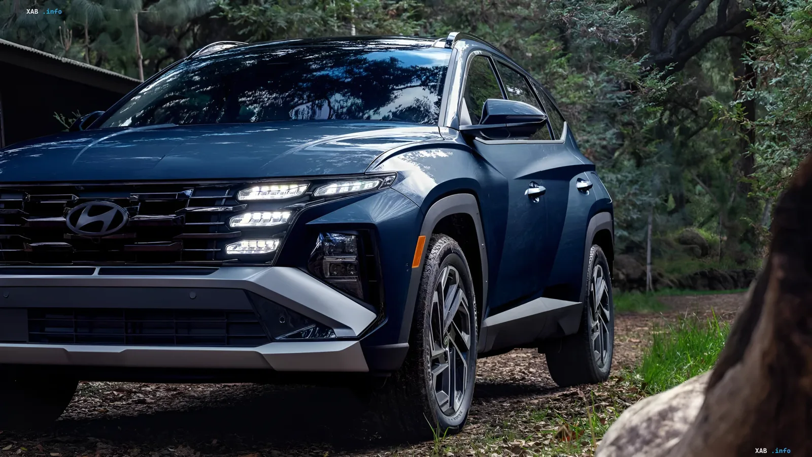 Старий кросовер Hyundai Tucson четвертого покоління на парковці у США