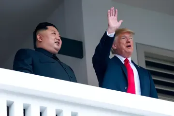 Президент США Дональд Трамп и лидер КНДР Ким Чен Ын