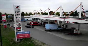Ölraffinerie und Kraftstofftanks unter dem Morgenhimmel
