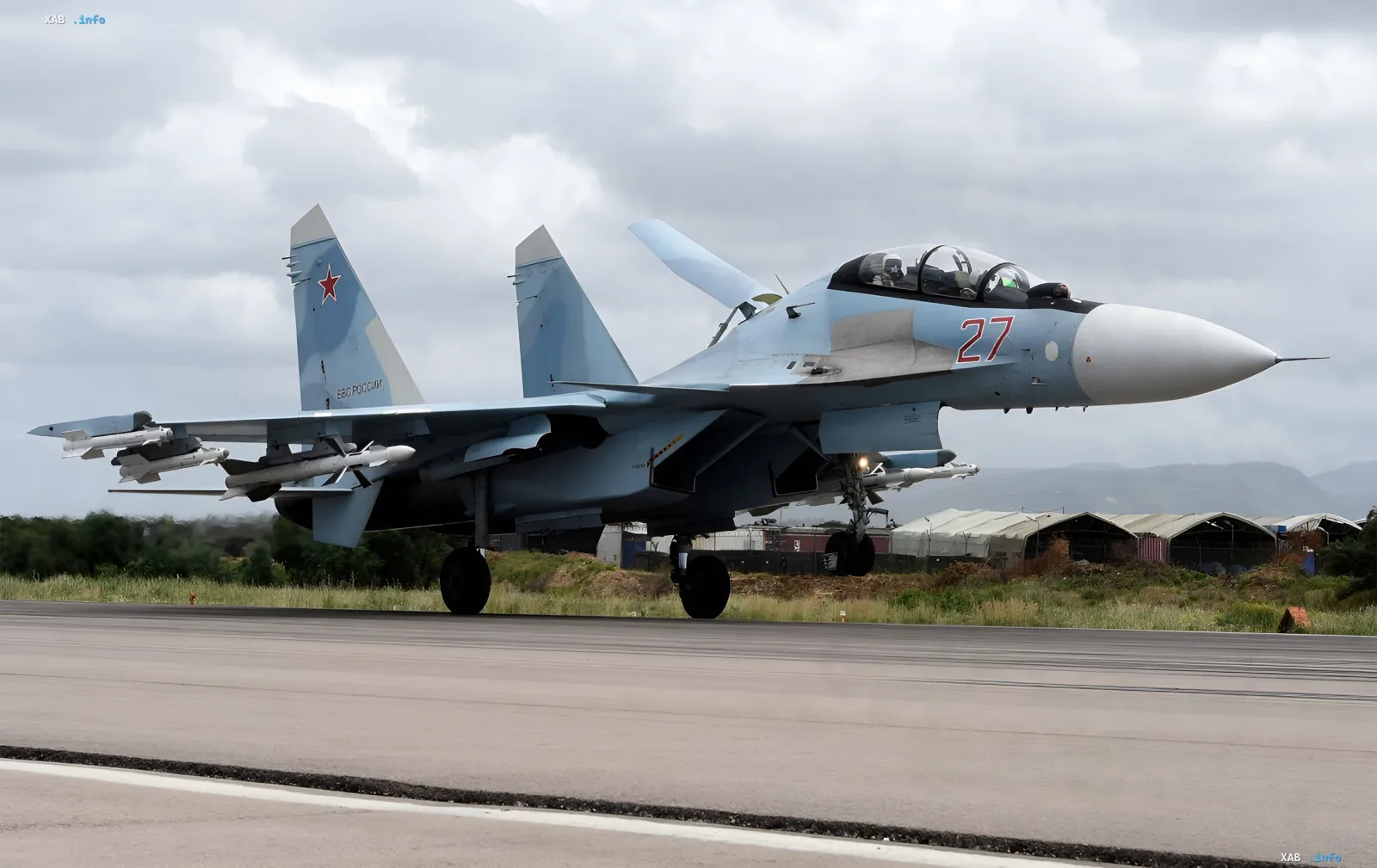 Истребители Су-35 и Су-34 российской армии