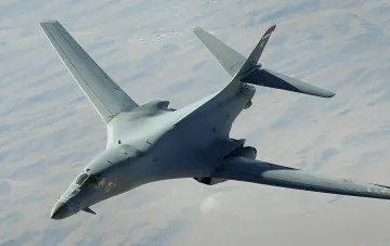 Amerikanischer strategischer B-1-Bomber auf einer Militärbasis