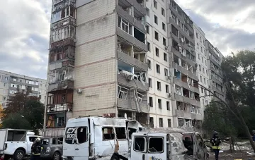 Наслідки ранкового авіаудару російських військ по житловому будинку в Сумах