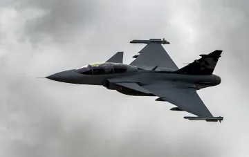 Шведский истребитель JAS 39 Gripen в полете