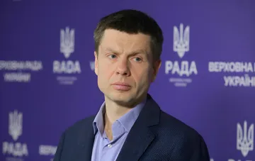Алексей Гончаренко и флаг Европейской Солидарности