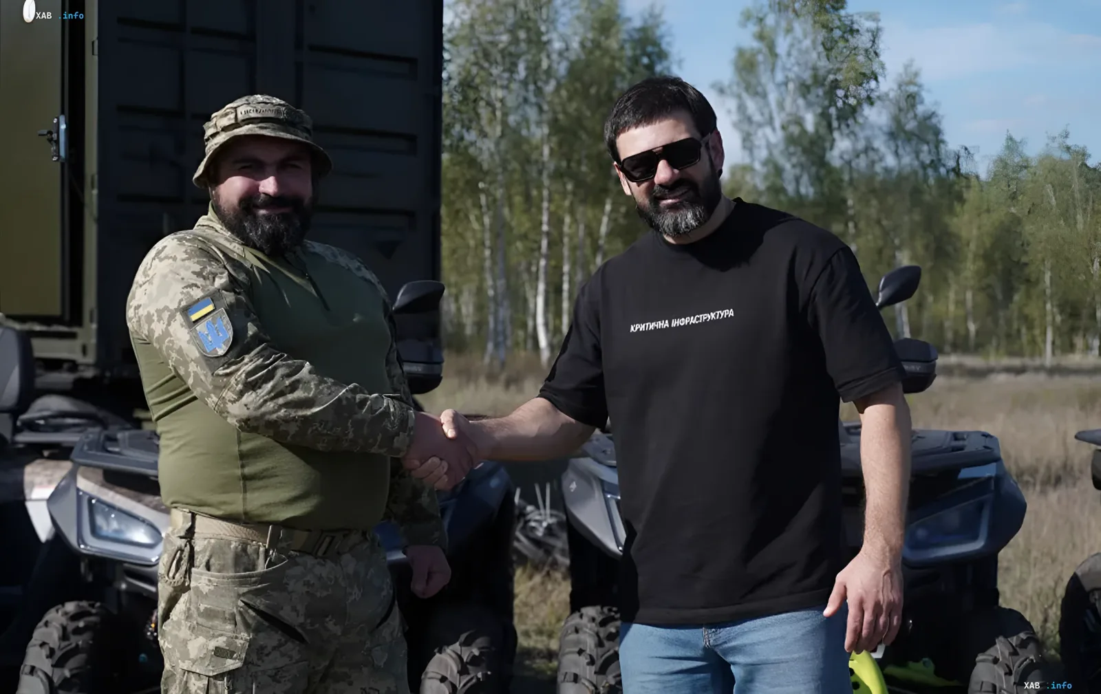Quads und mobile Badehäuser, übergeben von der Stählernen Front an die 157. separate mechanisierte Brigade