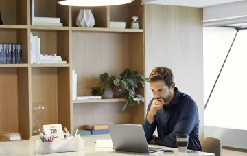 Corporate MacBook Laptops in einer Büroumgebung