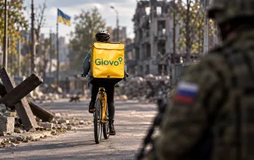 Ein Glovo-Lieferkurier auf einer Stadtstraße