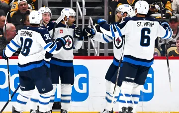 Eishockeyspieler auf dem Eis während eines NHL-Spiels