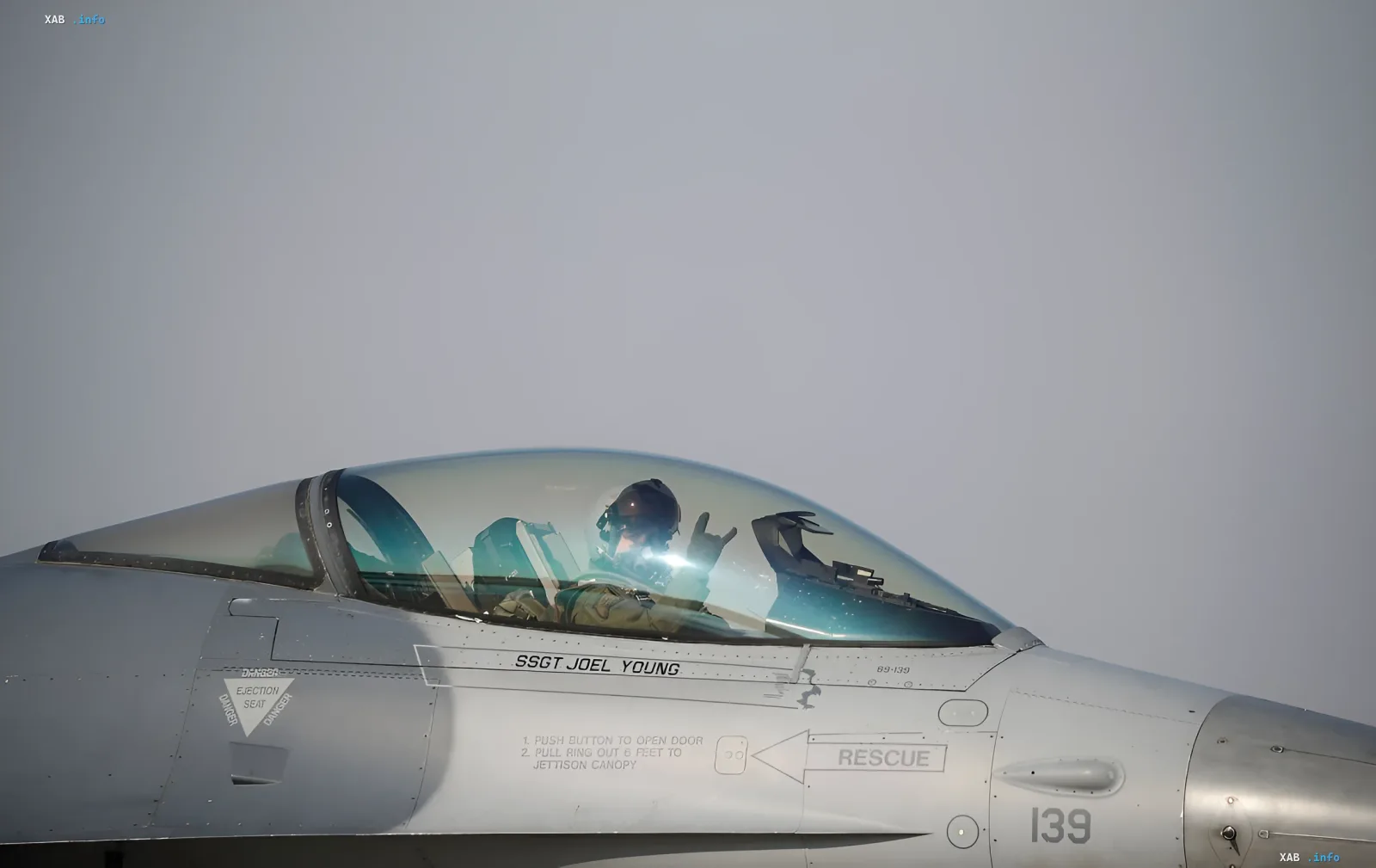 Винищувач F-16 у польоті