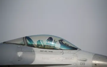 Винищувач F-16 у польоті