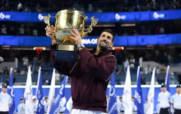 Novak Djokovic mit der Trophäe nach dem Turniersieg in Peking