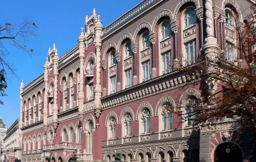 Gebäude der Nationalbank der Ukraine und Leitzins-Charts
