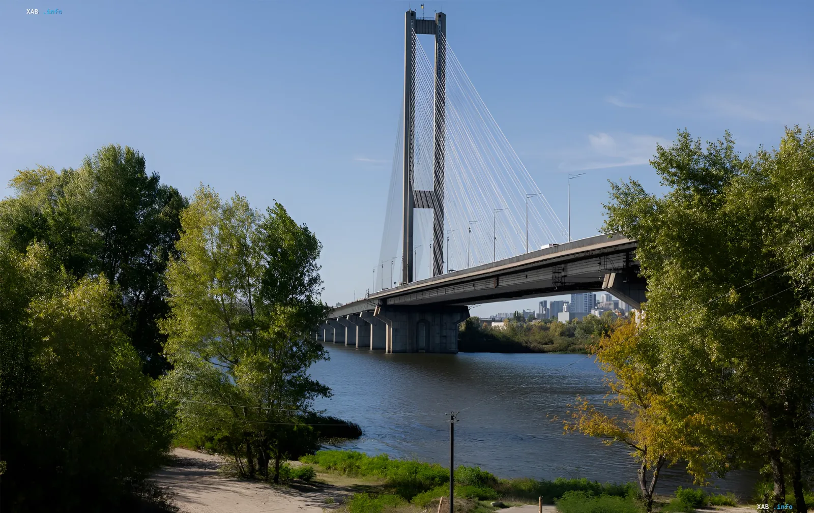 Pontonbrücke über den Fluss als Alternative zu zerstörten Brücken in Kiew