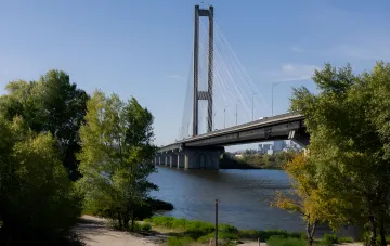 Pontonbrücke über den Fluss als Alternative zu zerstörten Brücken in Kiew