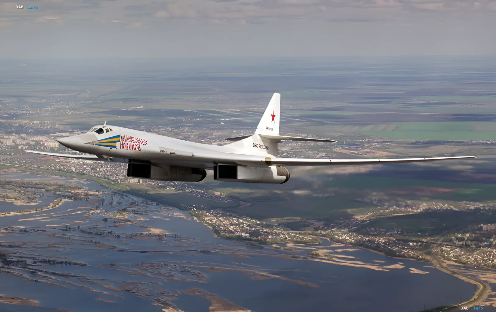 Strategischer Bomber Tu-160 im Flug