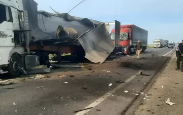 Folgen des feindlichen Schlags auf eine Straße in der Region Odessa