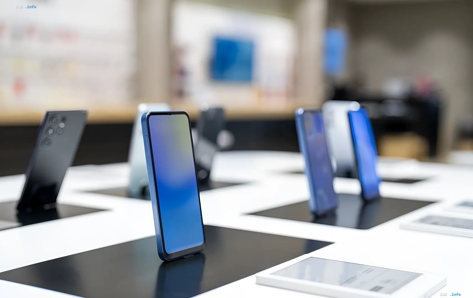 Смартфони Samsung Galaxy S26 та лінійка Galaxy A на тлі цінників
