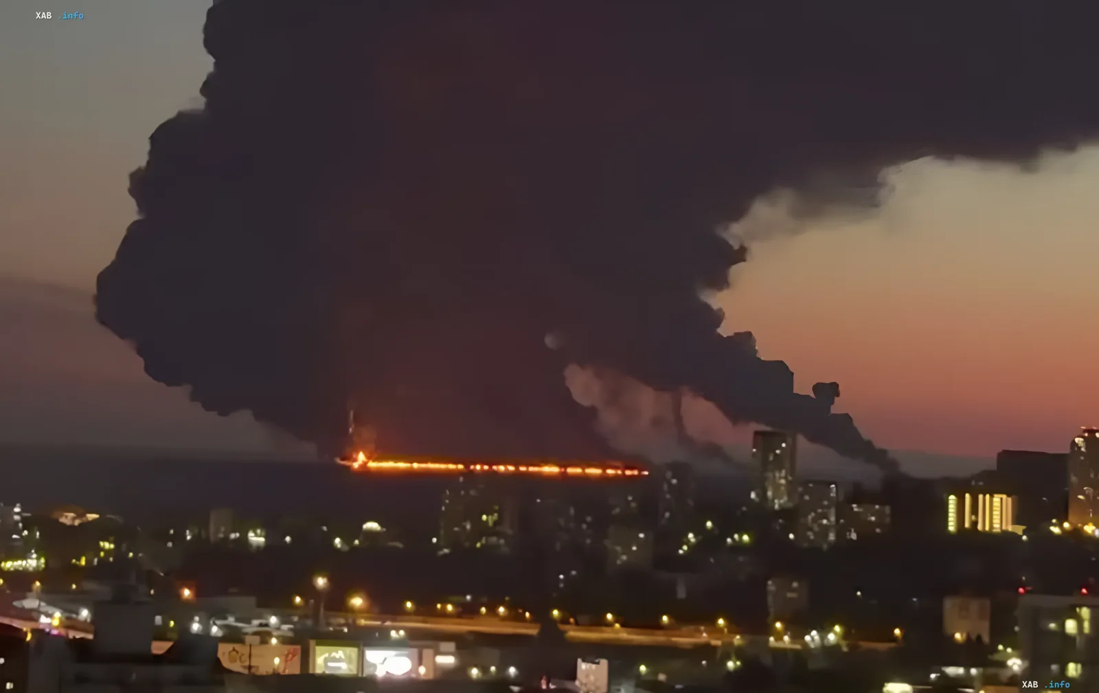 Massives Feuer auf einem Tanker vor der Küste von Sotschi im Schwarzen Meer
