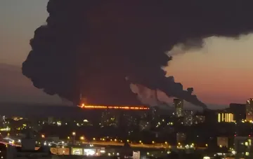 Massives Feuer auf einem Tanker vor der Küste von Sotschi im Schwarzen Meer