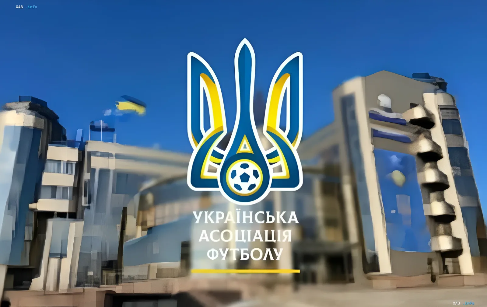 UAF-Logo und Fußball vor Stadionhintergrund