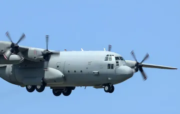 Військово-транспортний літак Алжиру у польоті над Європою