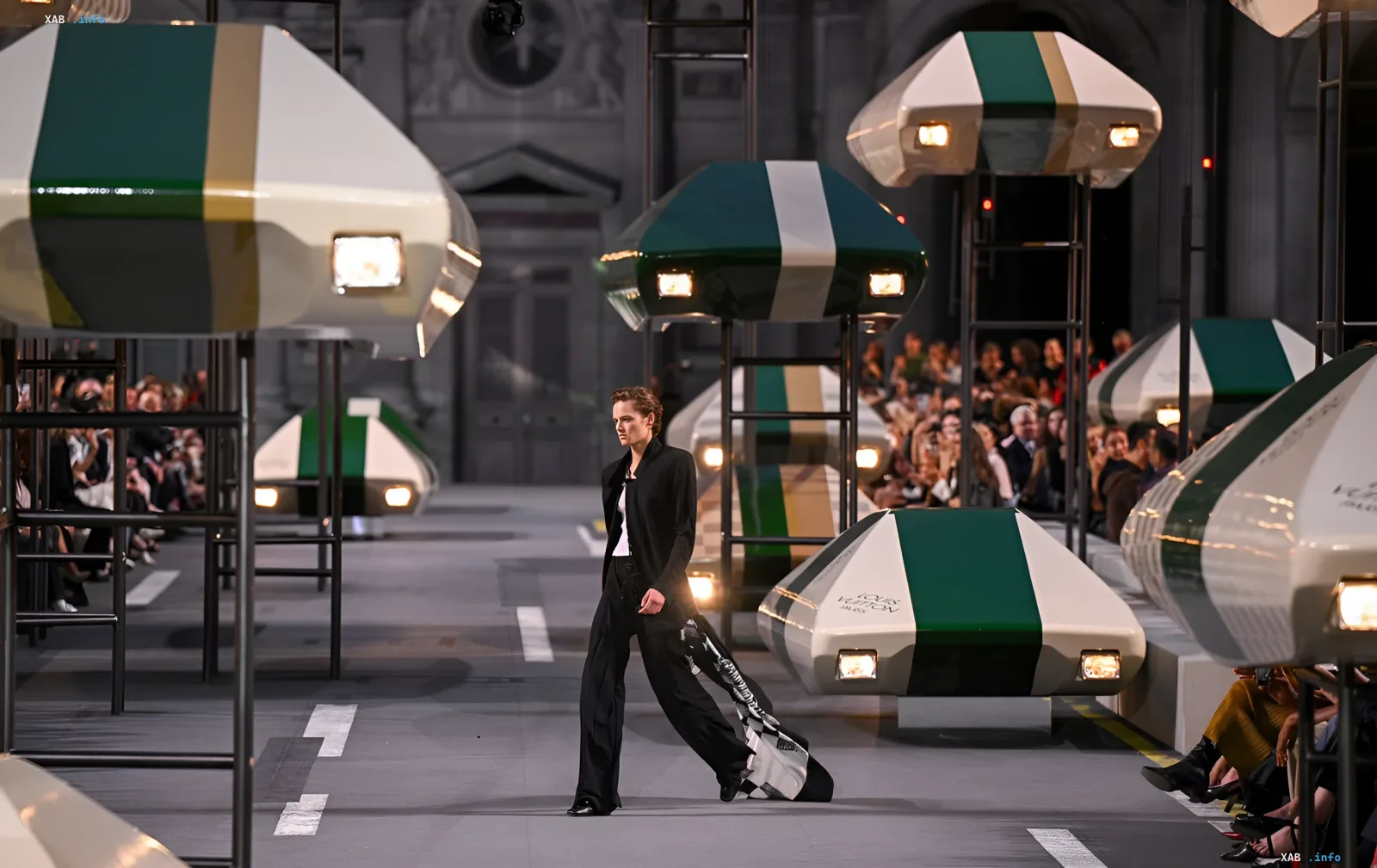 Футуристическое шоу Louis Vuitton с автомобилями над подиумом на Paris Fashion Week