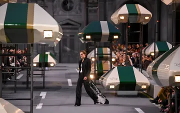 Футуристическое шоу Louis Vuitton с автомобилями над подиумом на Paris Fashion Week