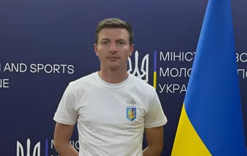 Ukrainian fencer Roman Svichkar with his award