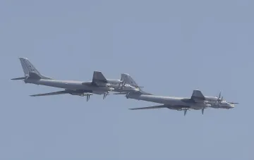 Російський стратегічний бомбардувальник Ту-95 у польоті