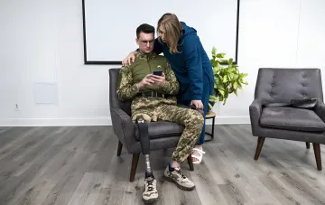 Pflege eines verletzten Veteranen und wirtschaftliche Folgen in der Ukraine