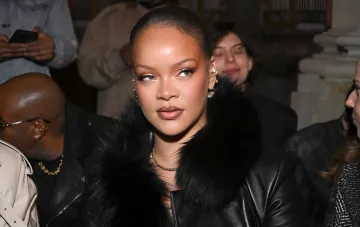 Sängerin Rihanna während eines Fenty-Beauty-Streams deutet das Ausmaß ihres Archivs an
