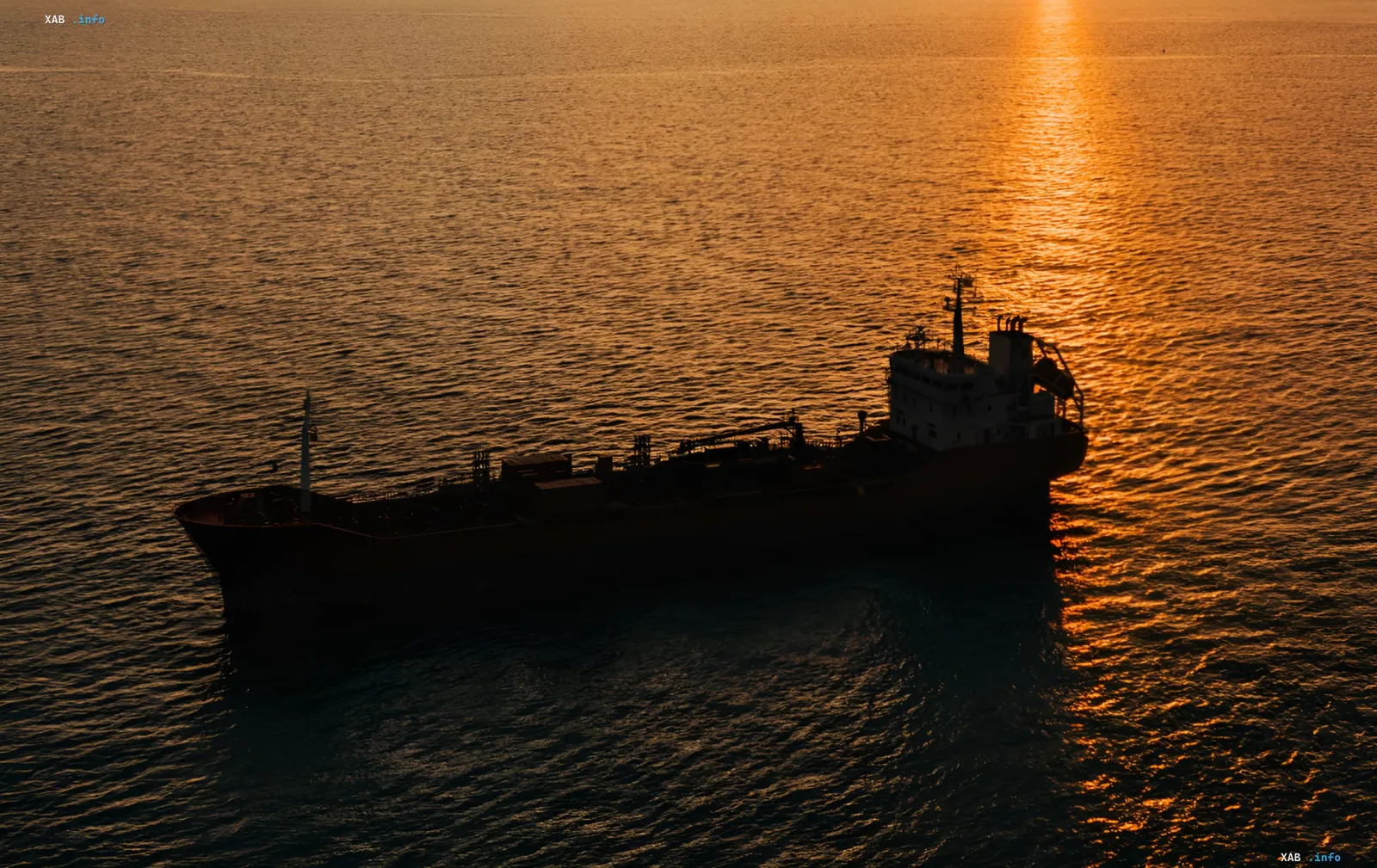 Танкер с нефтью в море