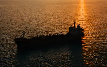 Танкер с нефтью в море