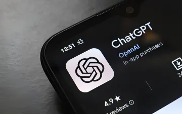 Интерфейс ChatGPT с новой моделью GPT-6 и интерактивными кнопками управления